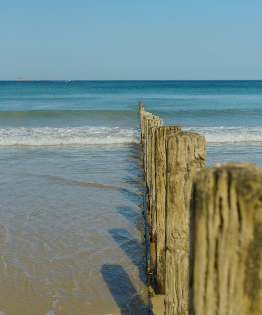Brise lames à marée basse à Saint-Malo